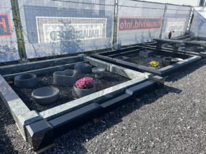 Graniidist hauapiirded lilledega hauaplatsil