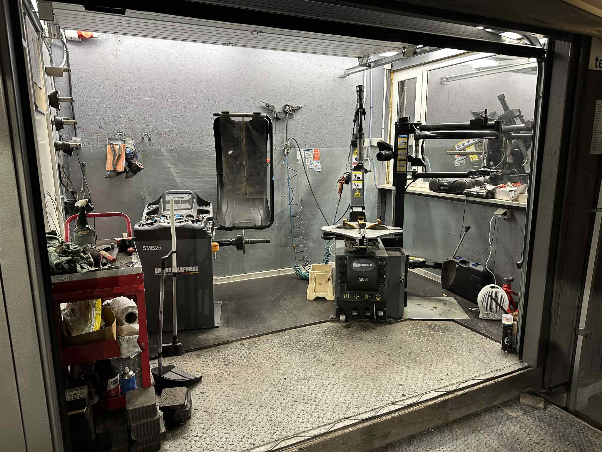 Firma pakub velgede vahetamise remontimise ja hoiustamise teenust